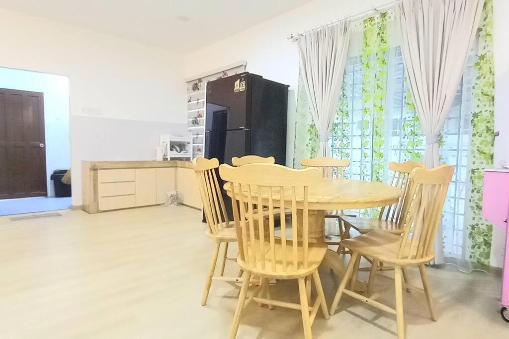 Single Storey 12 Pax Rumah percutian